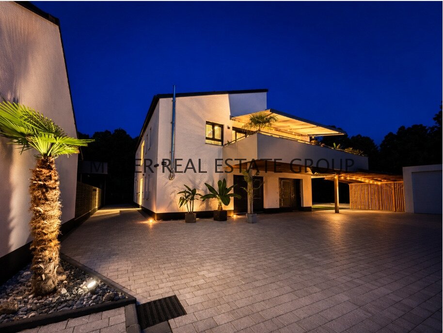 Exklusive Luxusvilla in 85095 Denkendorf – Einliegerwohnung, XXL-Garage, Südgarten & unverbaubarer Weitblick! Exklusive Luxusvilla in 85095 Denkendorf – Einliegerwohnung, XXL-Garage, Südgarten & unverbaubarer Weitblick!