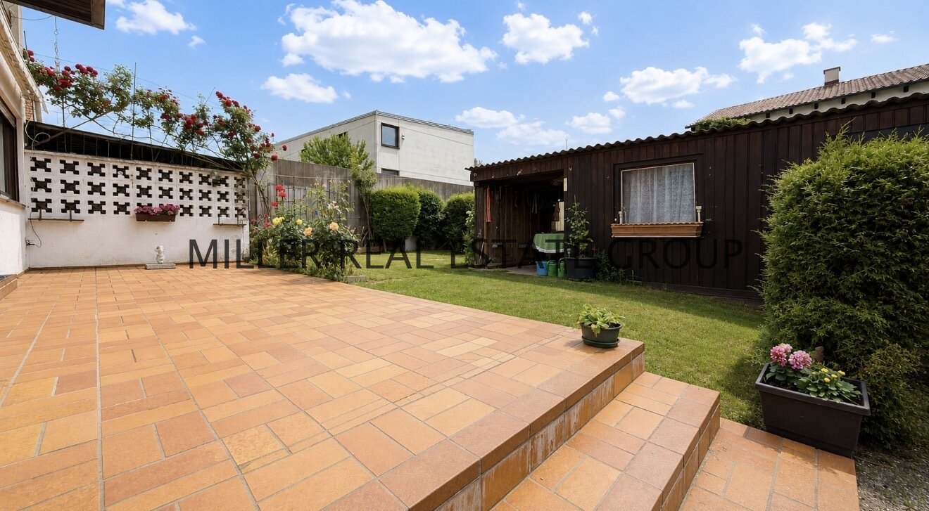 Zwei Häuser auf einem Grundstück in Ingolstadt – mit Garten & Entwicklungspotenzial! Zwei Häuser auf einem Grundstück in Ingolstadt – mit Garten & Entwicklungspotenzial!