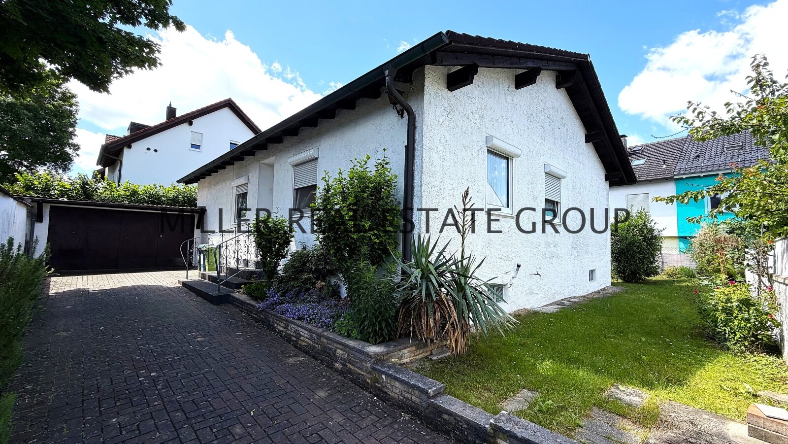 Seltene Gelegenheit in Ingolstadt-Unterhaunstadt: Großzügiger Bungalow mit Vollkeller, Doppelgarage, Garten & Ausbaupotenzial! Seltene Gelegenheit in Ingolstadt-Unterhaunstadt: Großzügiger Bungalow mit Vollkeller, Doppelgarage, Garten & Ausbaupotenzial!