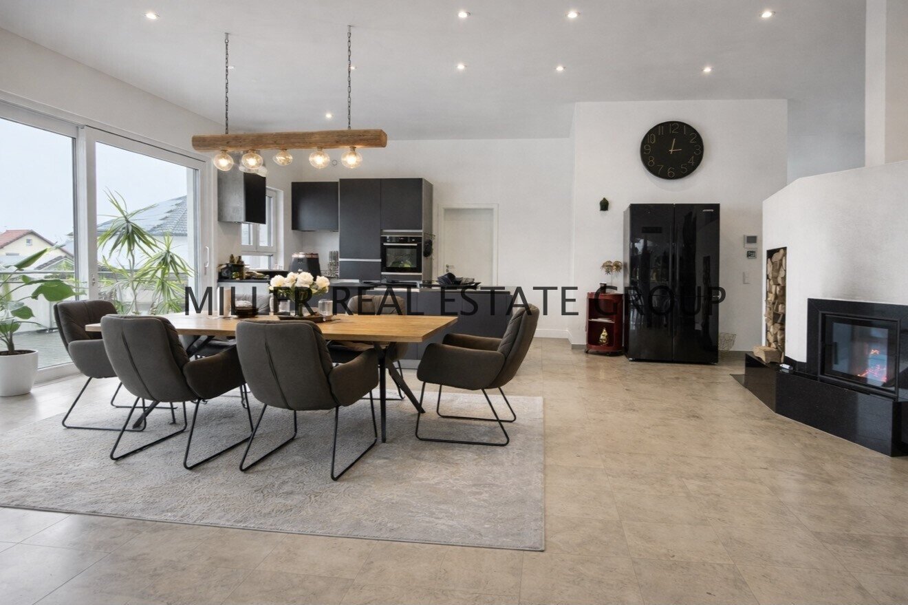 EXKLUSIVE DESIGNVILLA IN DENKENDORF – UNVERBAUBARER WEITBLICK, EINLIEGERWOHNUNG & XXL-GARAGE! EXKLUSIVE DESIGNVILLA IN DENKENDORF – UNVERBAUBARER WEITBLICK, EINLIEGERWOHNUNG & XXL-GARAGE!