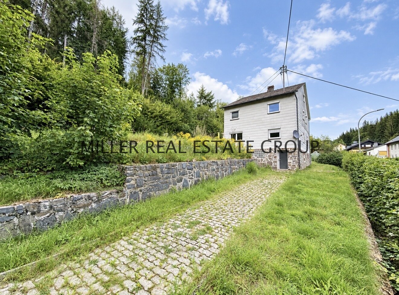 Großzügiges Anwesen auf ca. 1.745 m² mit 168 m² Wohnfläche, historischem Siedlergebäude, Scheune & 4 Garagen! Großzügiges Anwesen auf ca. 1.745 m² mit 168 m² Wohnfläche, historischem Siedlergebäude, Scheune & 4 Garagen!