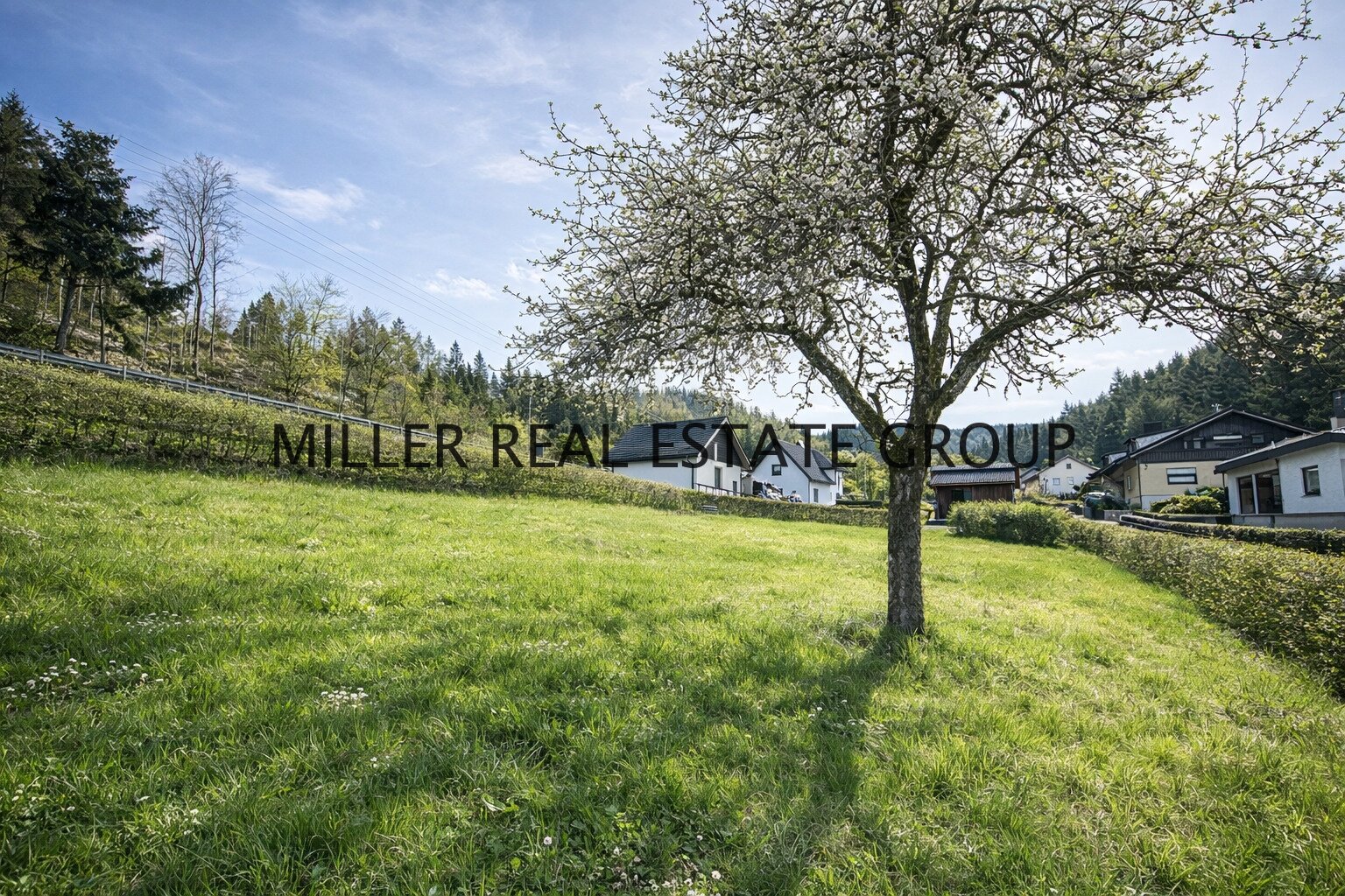 Großzügiges Anwesen mit Wohnhaus, Nebengebäude (Ausbaupotenzial), Scheune & 4 Garagen auf 1.745 m² Grundstück! Großzügiges Anwesen mit Wohnhaus, Nebengebäude (Ausbaupotenzial), Scheune & 4 Garagen auf 1.745 m² Grundstück!