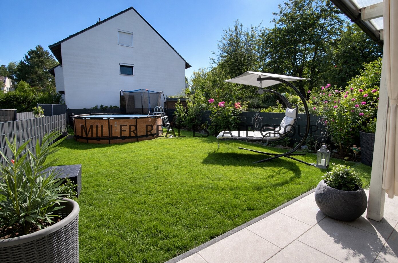 Modernisiertes Reihenmittelhaus in Ingolstadt – Familienwohnen mit Garten, großer Terrasse, Garage & ausgebautem Dachgeschoss! Modernisiertes Reihenmittelhaus in Ingolstadt – Familienwohnen mit Garten, großer Terrasse, Garage & ausgebautem Dachgeschoss!